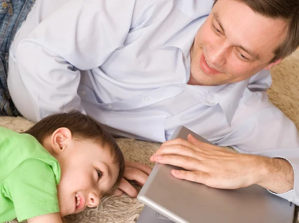 父亲与儿子与笔记本电脑玩 — 图库照片