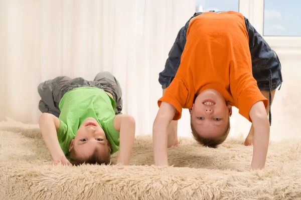 在地毯上玩耍的孩子 — 图库照片