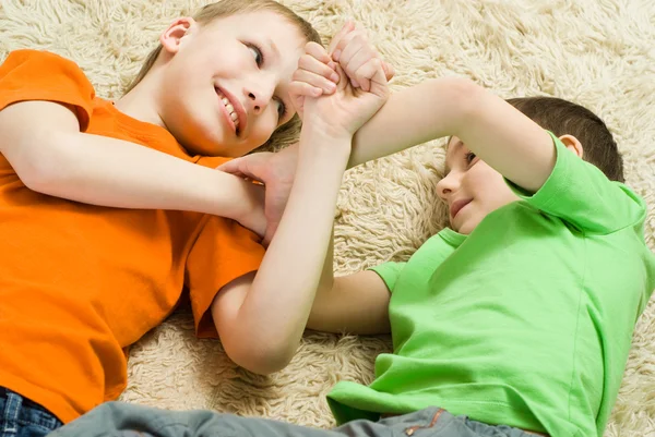 Dzieci bawiące się na dywanie — Zdjęcie stockowe