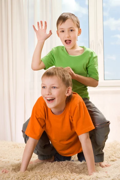Barn som leker på mattan — Stockfoto