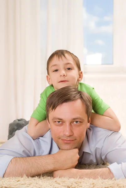 Gelukkig vader en zoon samen — Stockfoto