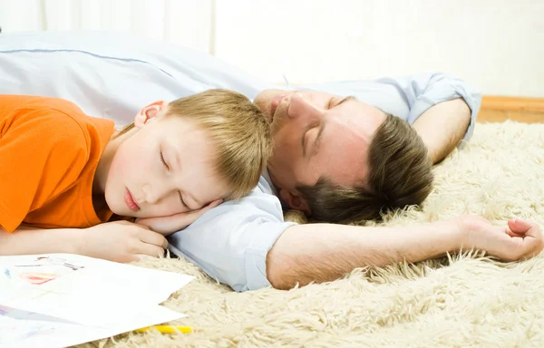 Vader en zoon slapen — Stockfoto
