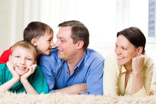 Dört Kişilik bir aile gülüyor — Stok fotoğraf