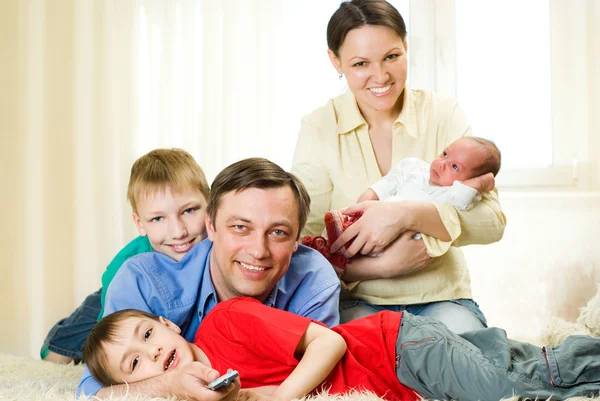Gelukkige ouders en kinderen — Stockfoto