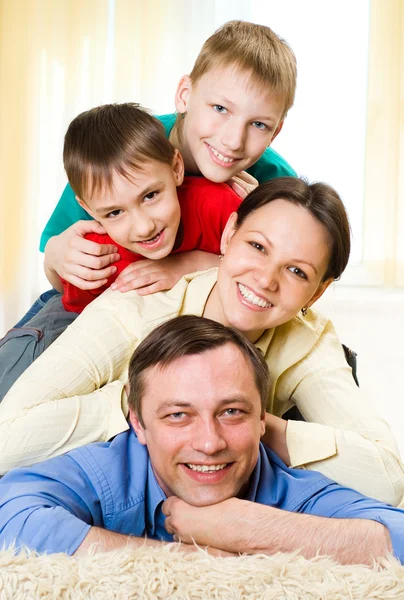 Śmiech czteroosobowej rodziny — Zdjęcie stockowe