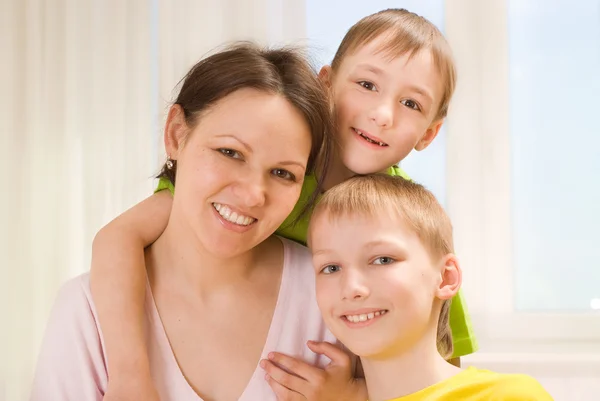 Glückliche Mutter und ihre Kinder — Stockfoto