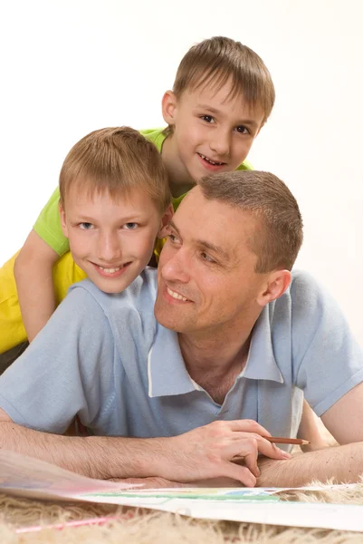 Vader en twee jonge broers — Stockfoto