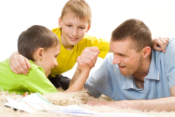 Ojciec i bracia na dywanie — Zdjęcie stockowe