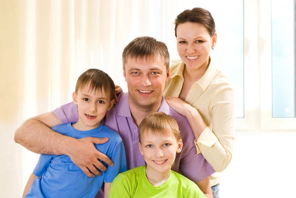 Gelukkige ouders met hun kinderen — Stockfoto