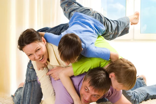 Gelukkig familie plezier spelen — Stockfoto