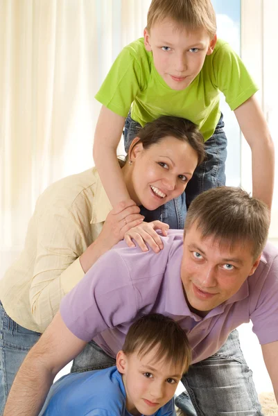 Familia sobre un fondo claro — Foto de Stock