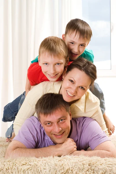 Gelukkige ouders en hun kinderen — Stockfoto