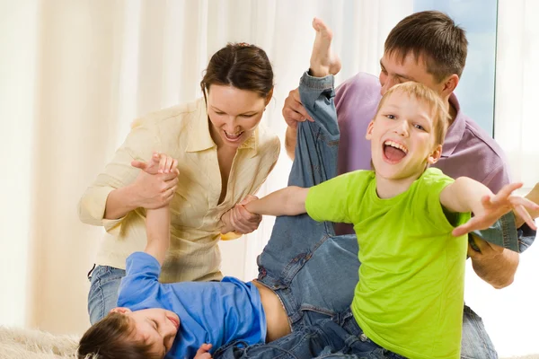 Parents play with their sons — Stock Photo, Image