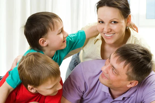 Parents play with their sons — Stock Photo, Image