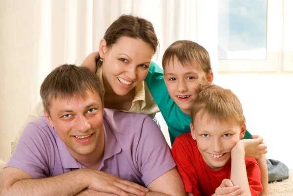 Szczęśliwa rodzina czterech — Zdjęcie stockowe