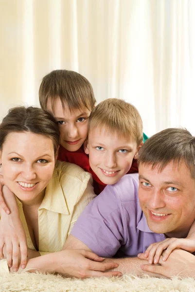 Gelukkige familie vier — Stockfoto