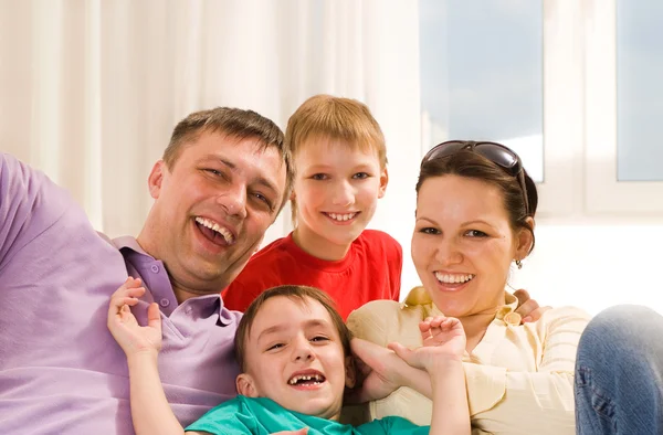 Lycklig familj fyra — Stockfoto
