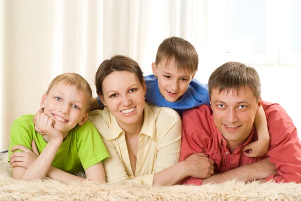 Szczęśliwa rodzina czterech — Zdjęcie stockowe