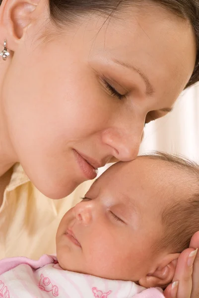 Mãe segura o bebê — Fotografia de Stock