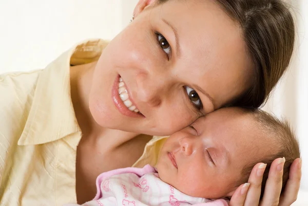 Joven madre sostiene al bebé —  Fotos de Stock