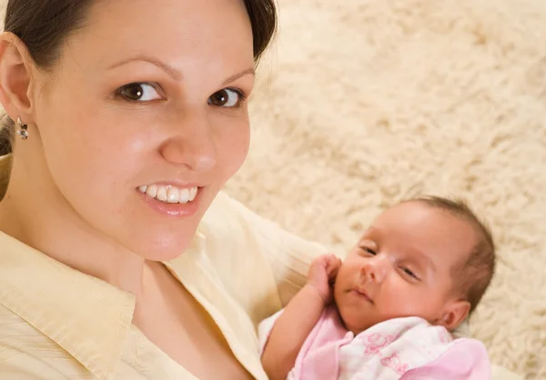 Jovem mãe segura o bebê — Fotografia de Stock
