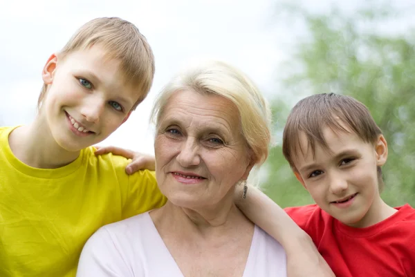 Babička s dvě vnoučata — Stock fotografie