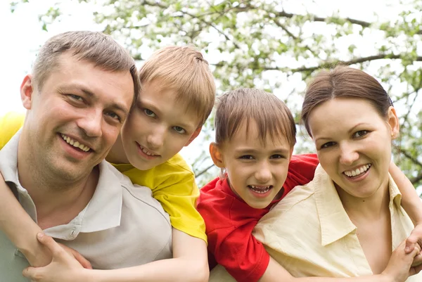 Ragazzi felici con la famiglia nel parco estivo — Foto Stock