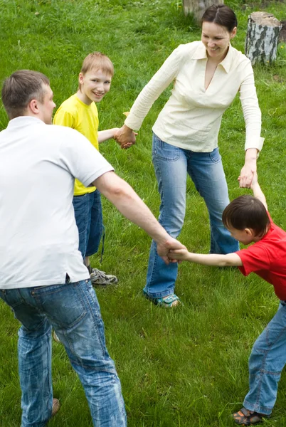 Niños felices con la familia en el parque de verano —  Fotos de Stock
