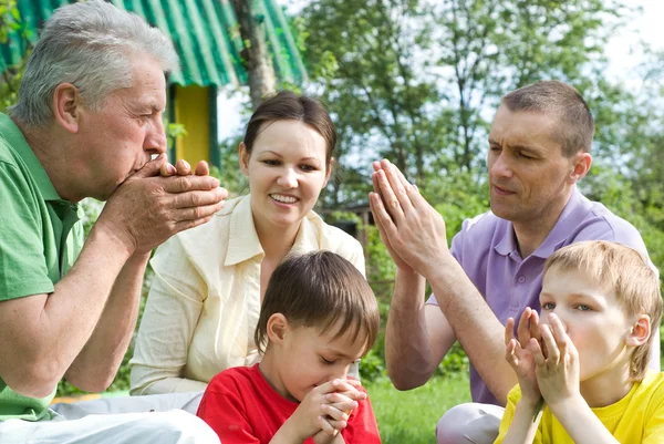 Family plays in the park — Stock Photo, Image