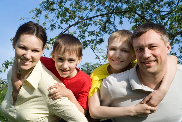 Meninos felizes com a família no parque de verão — Fotografia de Stock