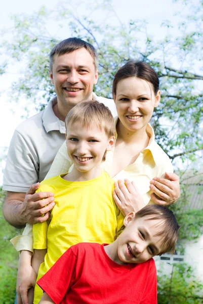 Niños felices con la familia en el parque de verano — Foto de Stock