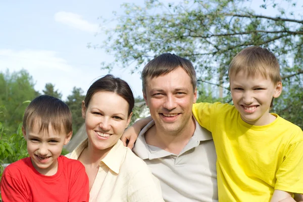 Gelukkige jongens met familie in de zomer park — Stockfoto