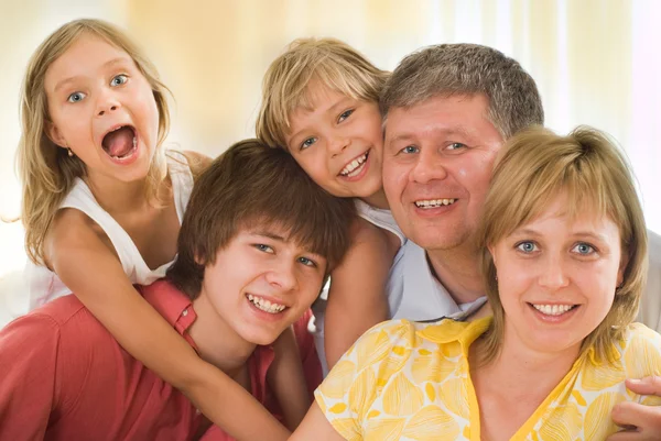 Beş kişilik mutlu bir aile. — Stok fotoğraf