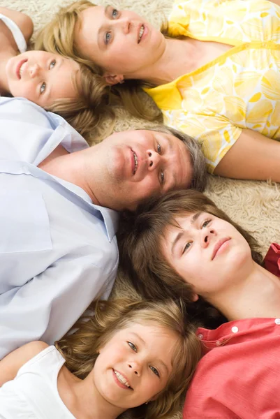 Beş mutlu bir aile portresi — Stok fotoğraf