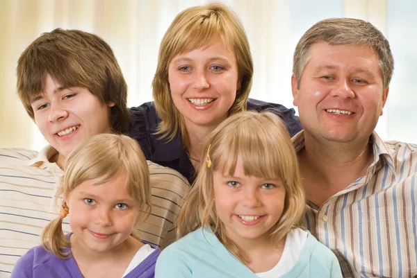 Portrait d'une famille heureuse de cinq personnes — Photo