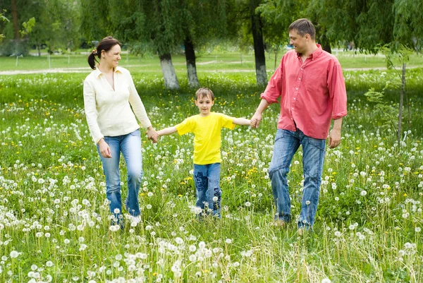 Glad familj på tre — Stockfoto