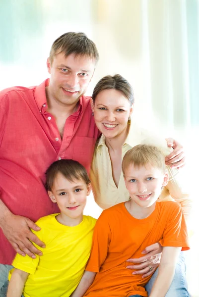 Famiglia di quattro persone su un bianco — Foto Stock