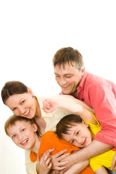 Ouders met twee kinderen samen — Stockfoto