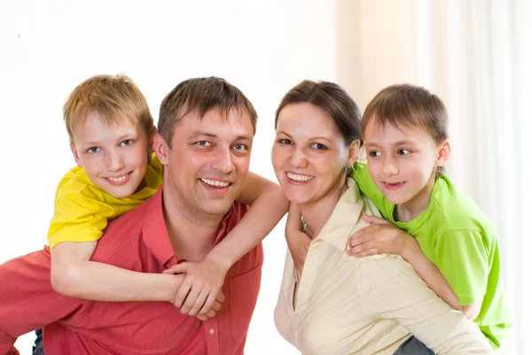 Familia feliz en un blanco — Foto de Stock