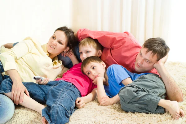 Rodina na koberec — Stock fotografie