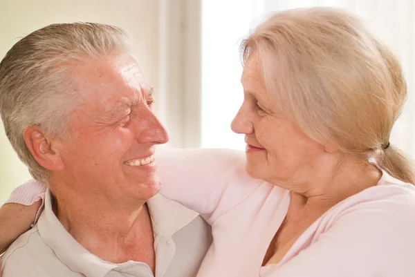 Ritratto di una coppia di anziani felici — Foto Stock