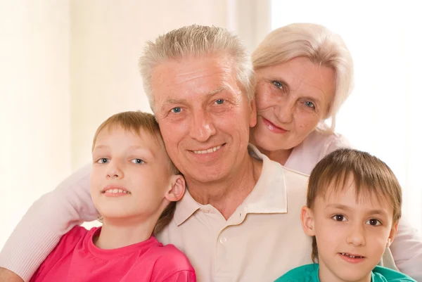 Счастливые пожилые люди с детьми — стоковое фото