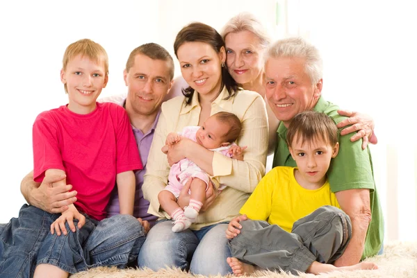 Портрет счастливой семьи из семи человек — стоковое фото