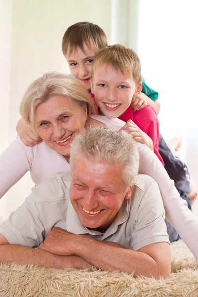 Счастливые пожилые люди с детьми — стоковое фото