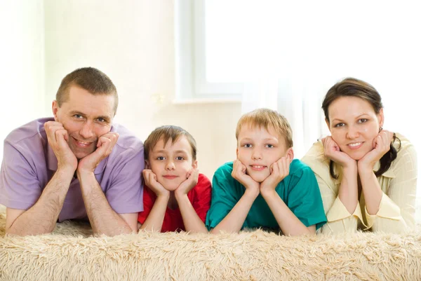 Šťastní rodiče s dětmi — Stock fotografie
