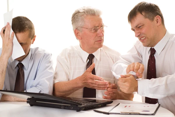 Drie zakenmensen op een witte achtergrond — Stockfoto