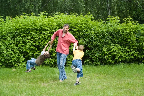 Dad plays with young children — Stock Photo, Image