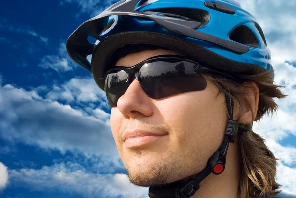 年轻骑自行车的人的肖像 — 图库照片