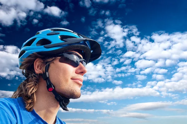Portrait d'un jeune cycliste en casque — Photo