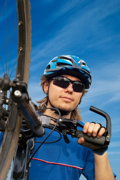 Portrait d'un jeune cycliste en casque Photo De Stock